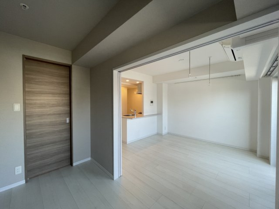 寝室となる部屋は、4.5帖。シングルベッドを置いて少し余裕があるくらいの広さです。