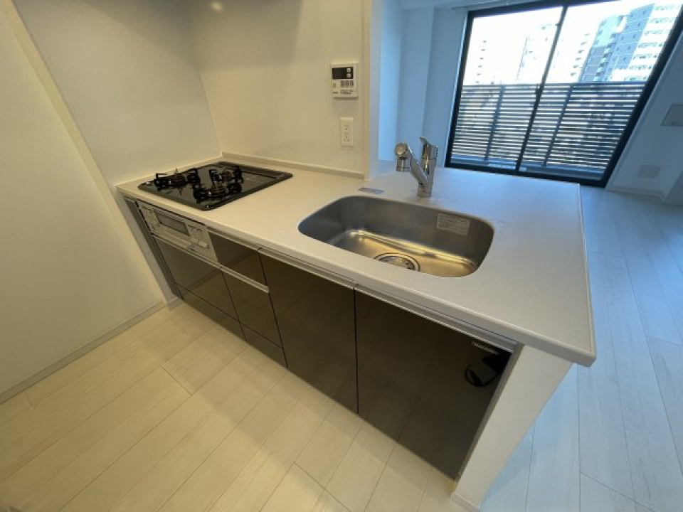 カウンターキッチンはブラック×ホワイト。3口コンロでお料理もはかどりそう