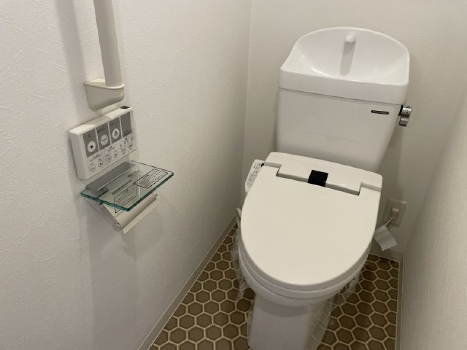 トイレはホルダーがクリアでおしゃれ。タイルっぽい床も可愛い。