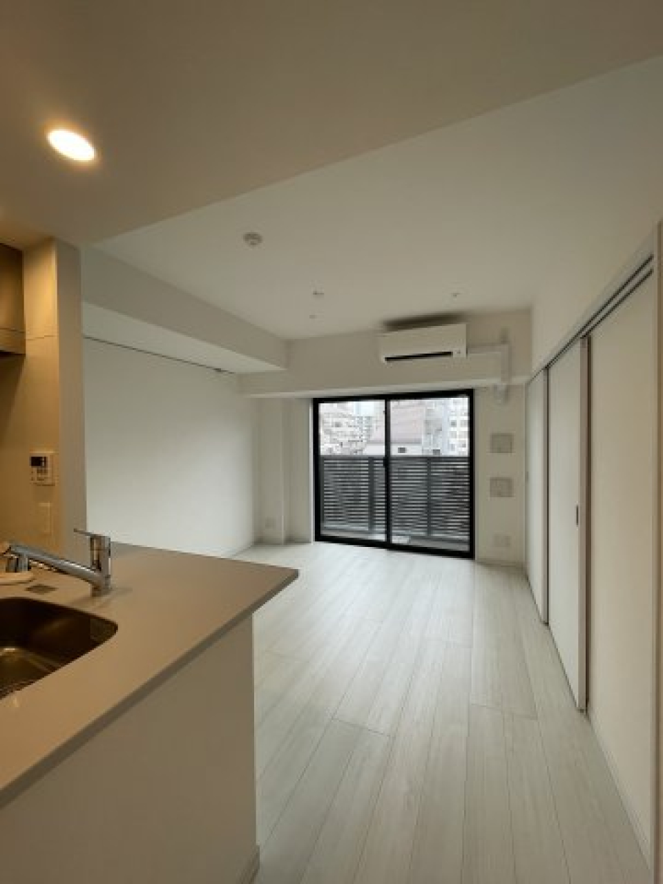 キッチンから見た部屋の様子。