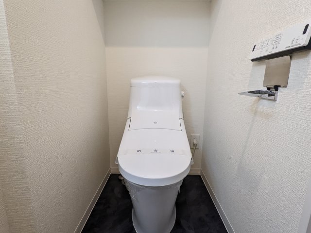 ウォシュレット付きの清潔感のあるトイレです。