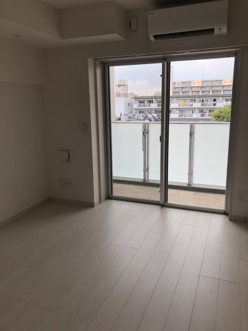 バルコニーにあるフェンスがすりガラスなので、お部屋に光がたっぷり入りやすくなっています。