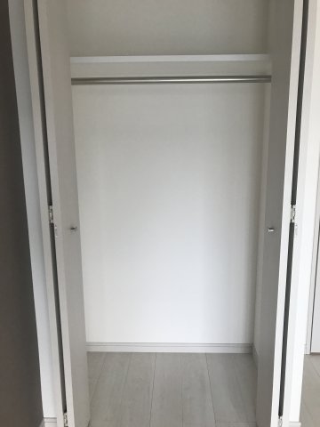 収納スペースの上段は、シーズンオフのお洋服や旅行用のバッグは上に収納できますね。