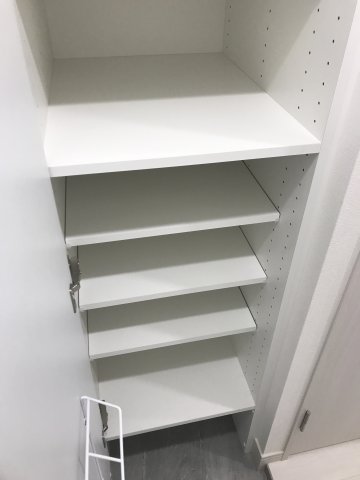 シューズBOXは高さ調整出来るので、ブーツやハイカットの物も収納することが出来ます。