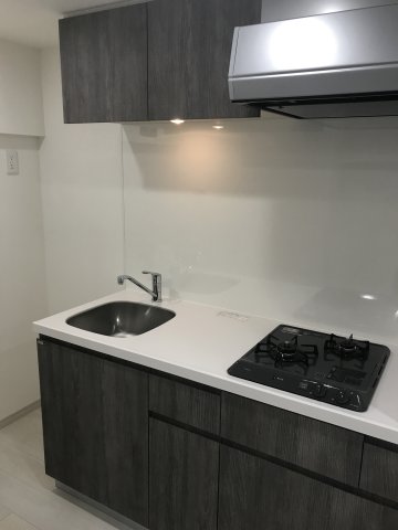 ２口コンロのシステムキッチン。黒いコンロは汚れが目立たないのがいいところ。