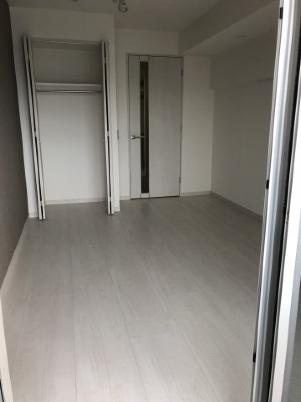 部屋は白で統一された、スタイリッシュなお部屋です。ホワイトインテリアにもおすすめなお部屋です。