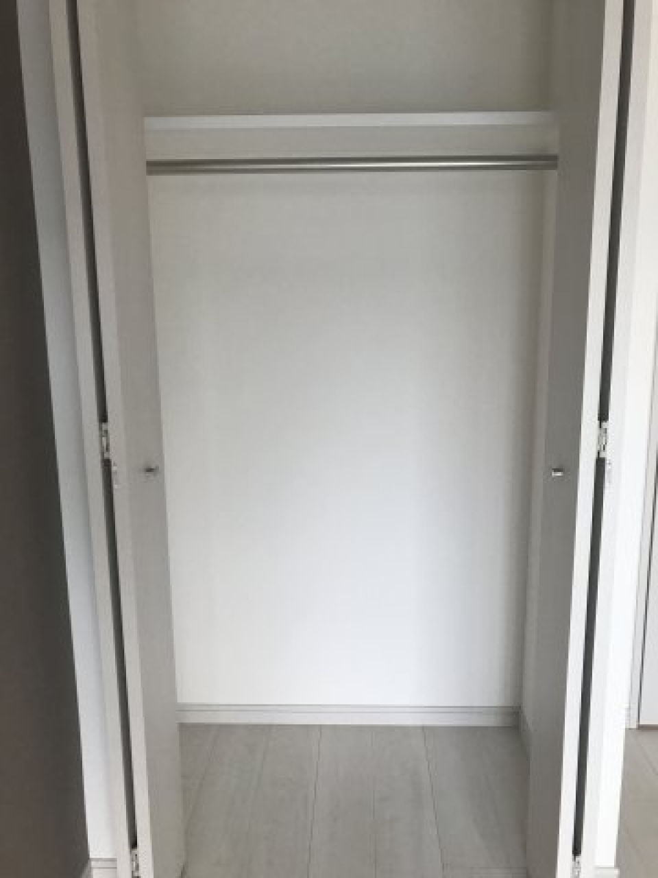 収納スペースの上段は、シーズンオフのお洋服や旅行用のバッグは上に収納できますね。