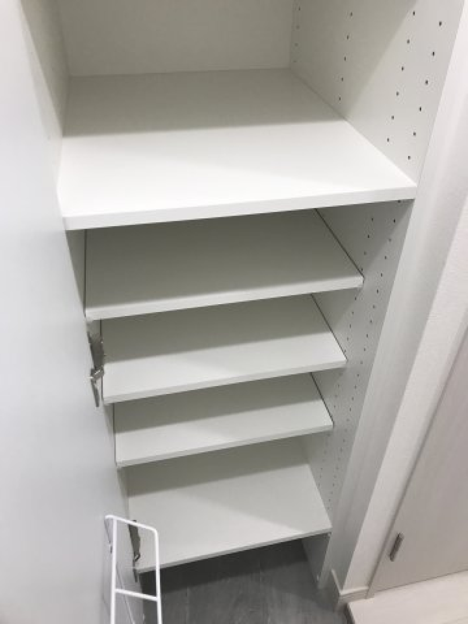 シューズBOXは高さ調整出来るので、ブーツやハイカットの物も収納することが出来ます。