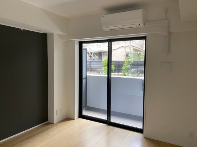 ３階建ての建物の１階にあるお部屋です。