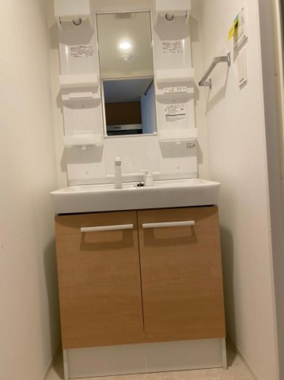 キッチンパネルと統一感のあるナチュラな洗面台です。