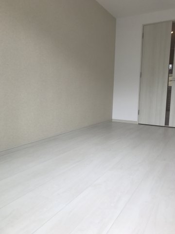 アクセントウォールも、部屋全体の雰囲気を邪魔しない色合いです。