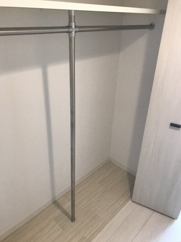 お部屋のクローゼットは上段にも棚があり、収納が期待出来そうです。