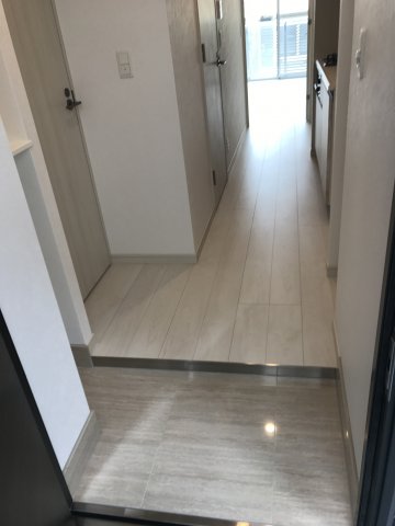 玄関もすっきりとした、白を基調とした色味で統一されています。