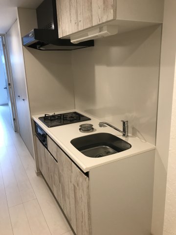 キッチンもウッドテイストなデザインで統一されています。２口コンロのシステムキッチンです。