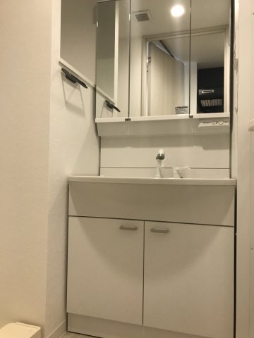 清潔感のある嬉しい独立洗面台。