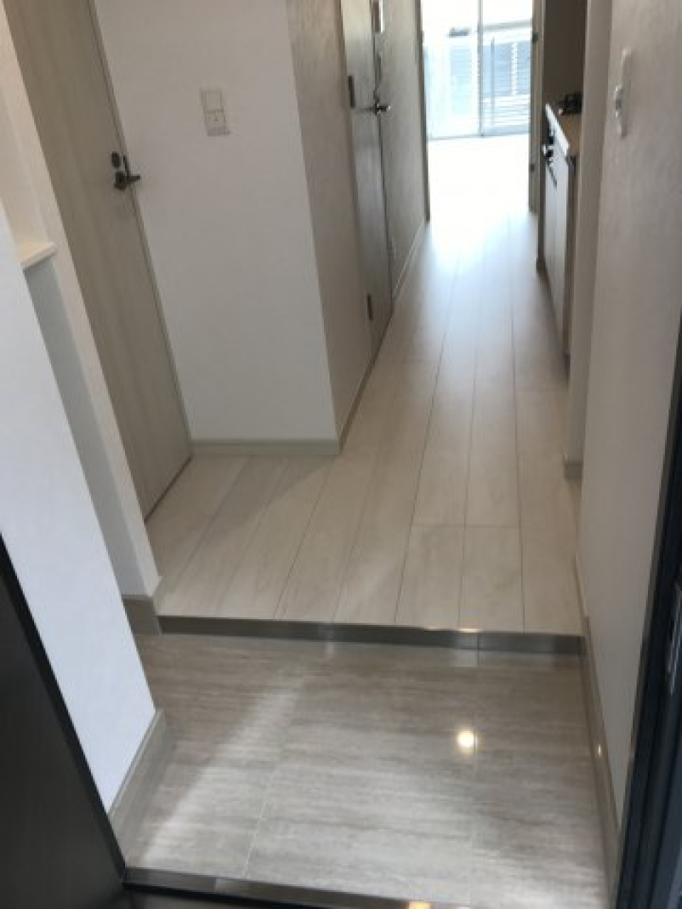 玄関もすっきりとした、白を基調とした色味で統一されています。