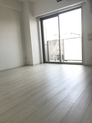 ホワイトベースでパッと明るい雰囲気です。