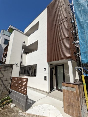 一見シンプルなデザインですが、ポストやゴミ置き場が見えないような設計になっており、外観の雰囲気を壊しません。