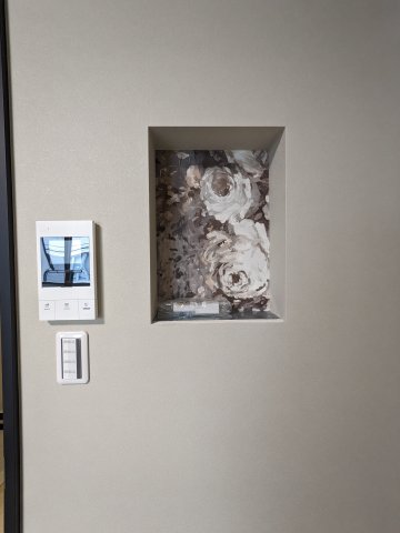 インターホンの横にはこだわりの装飾が。控えめなのに華やかさを出してくれます。