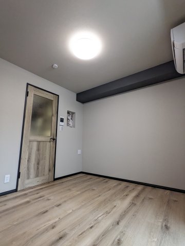 アクセントウォールが主役ではありますが、それに合わせたウッドテイストがさらに上級者感を醸し出してくれます。