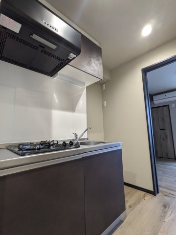 キッチンはブラウンカラーで落ち着きのあるデザイン。