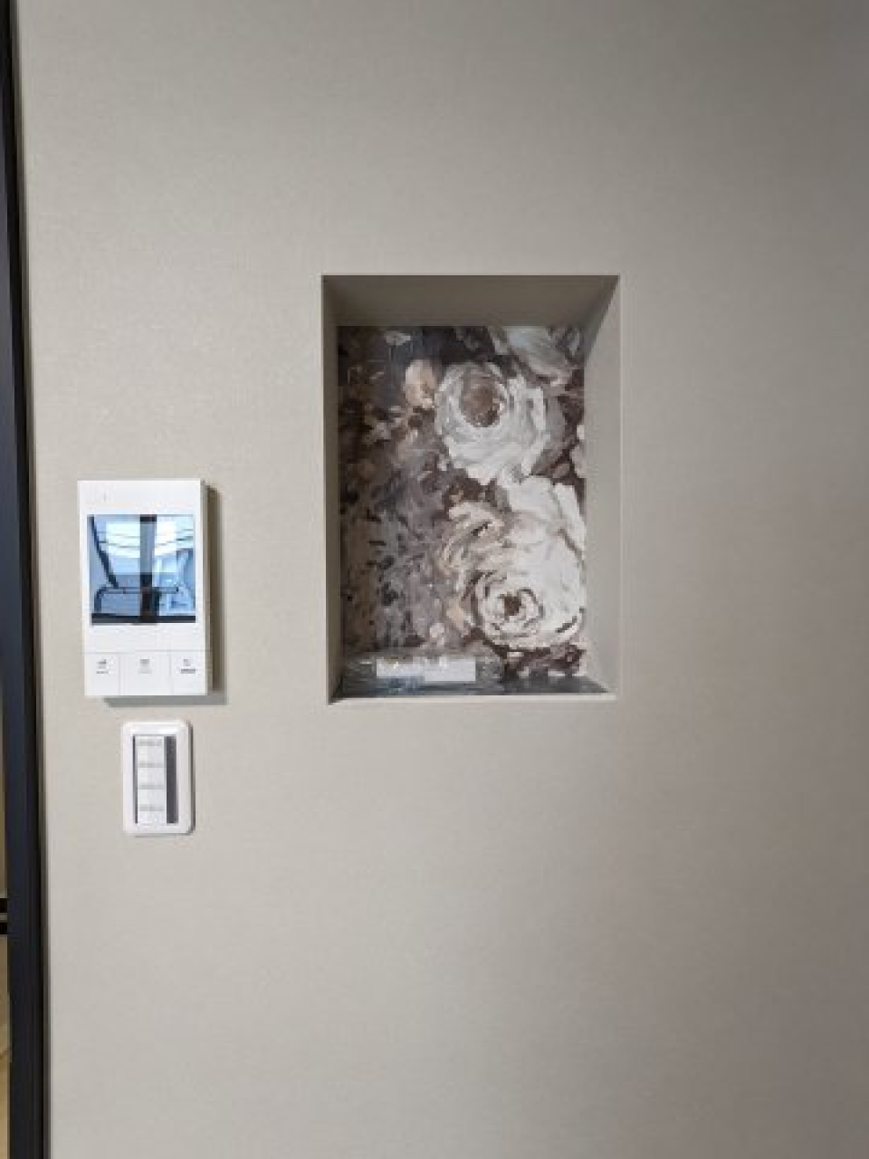 インターホンの横にはこだわりの装飾が。控えめなのに華やかさを出してくれます。