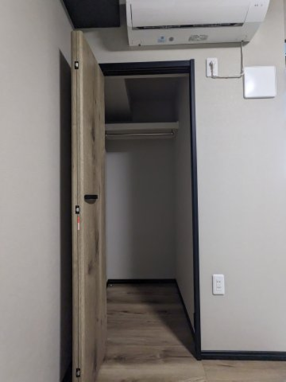 クローゼットは横幅がなく小さめです。代わりに奥行きがあるので、長さのある収納ボックスが活躍してくれそうです。