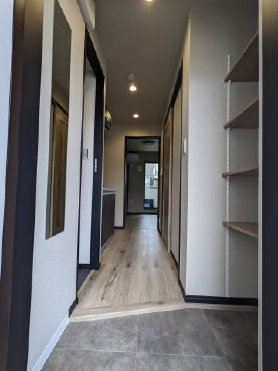 玄関のシューズボックスは可動式なので、靴だけでなくアウトドア用品やスポーツ用品など大きめの荷物も収納できます。