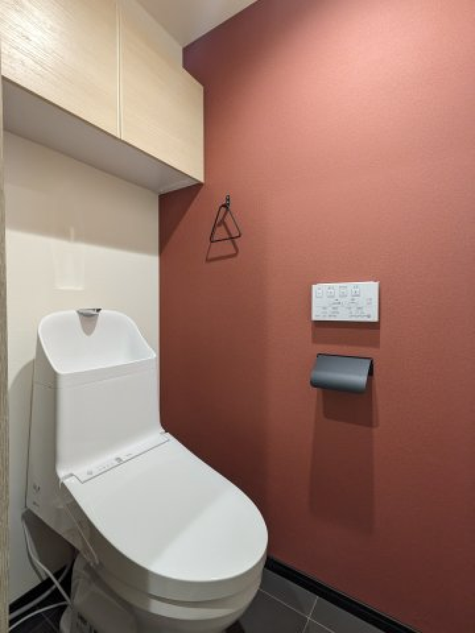 トイレはブラウンにちょっとピンクを足したようなハイセンスカラーです。普段選ばないような色って、気分が上がりますよね。