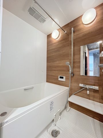 浴室はガラッと雰囲気を変えて、温かみのある印象に。