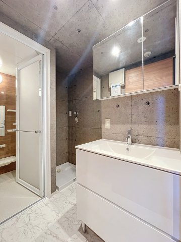 洗面台は広々としており使いやすそうです。生活用品の収納場所としてもきっと大活躍。