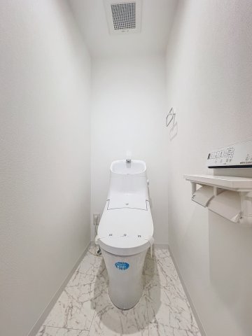 トイレです。スッキリとしたモダンな雰囲気で、清潔感があります。