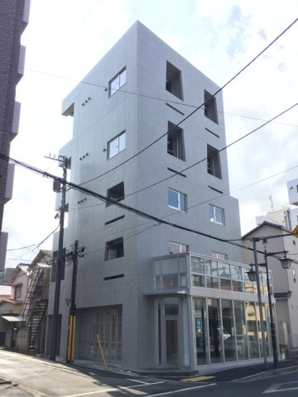 カクカクした外観とガラス張りのエントランスがマッチして、美しい外観です。