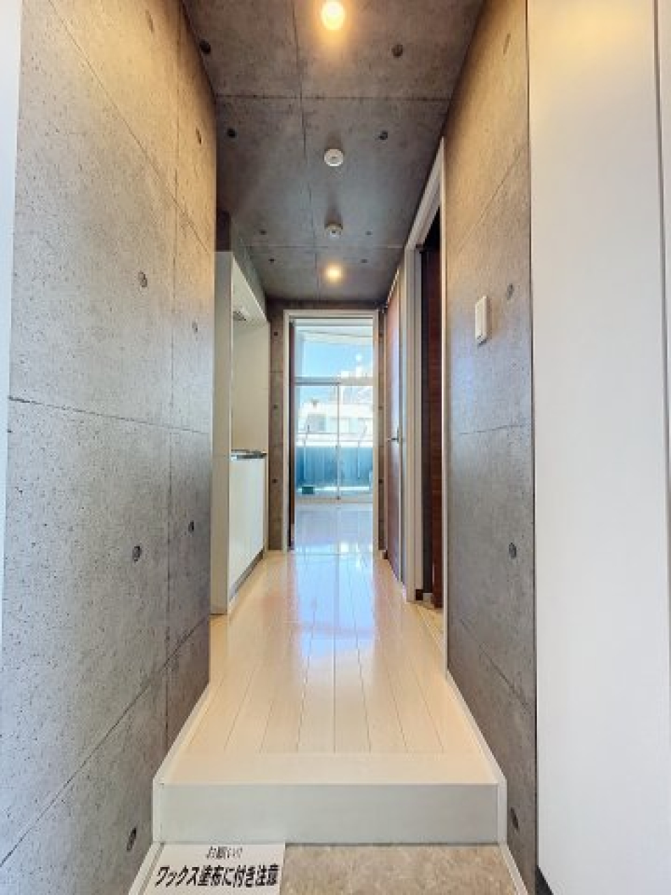 玄関に入って真正面に窓があると、開放的でなんだか気持ちが良いですね。