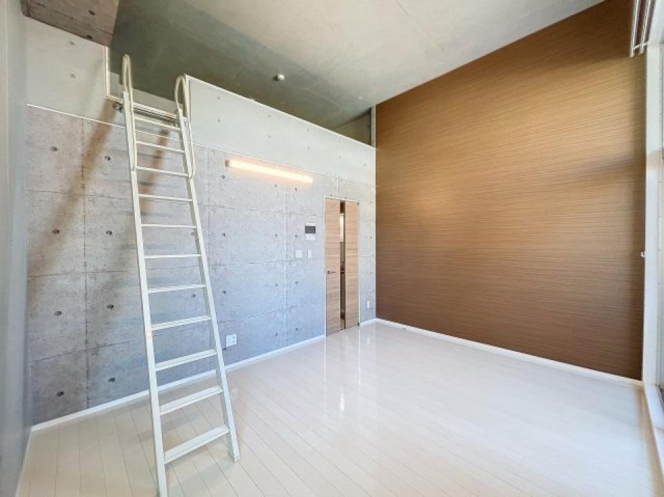 8.2帖の洋室はコンクリ素材とブラウンの壁が調和して、固すぎず温かみのある空間に。