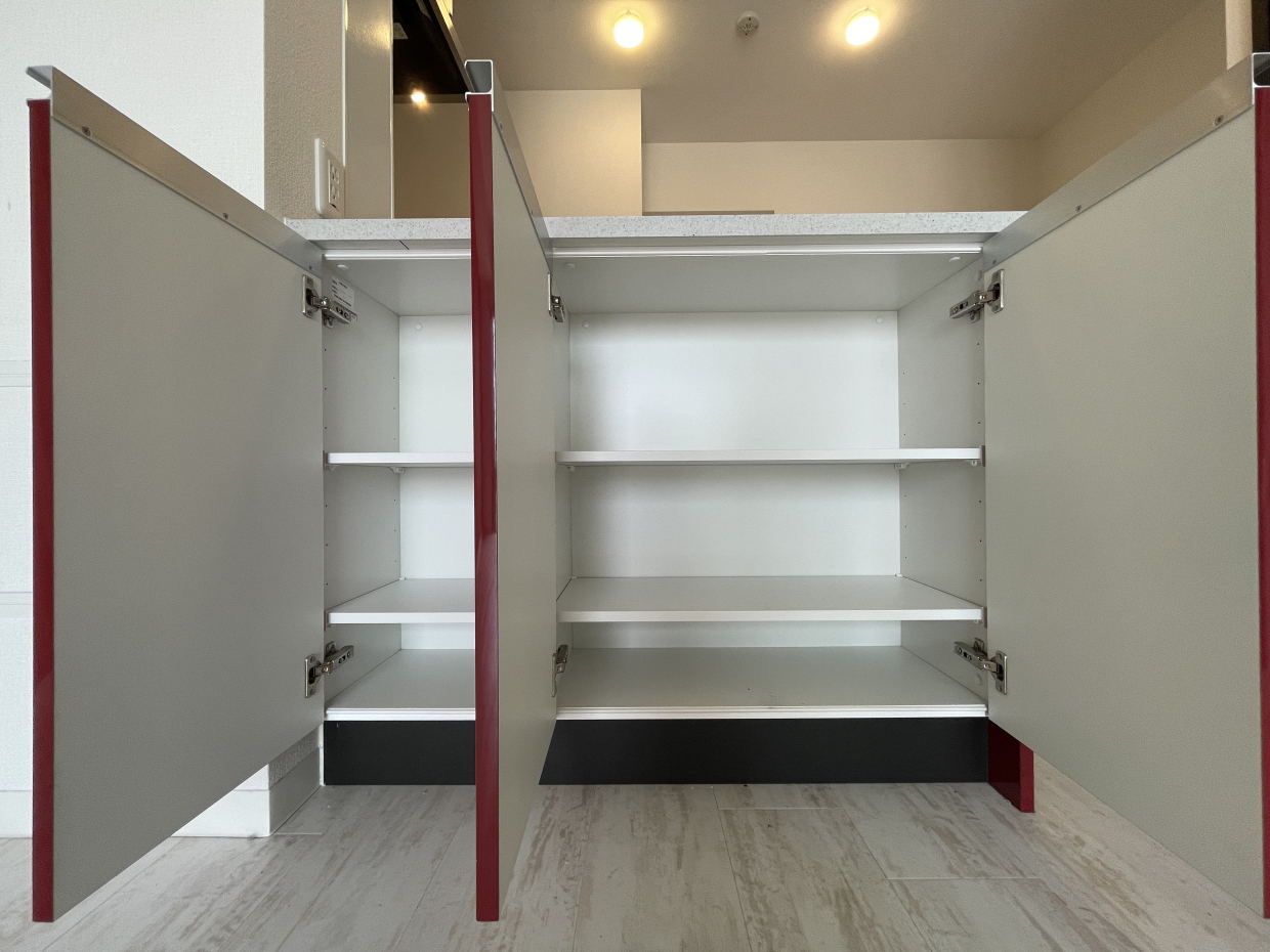 カウンター下に収納もあります。