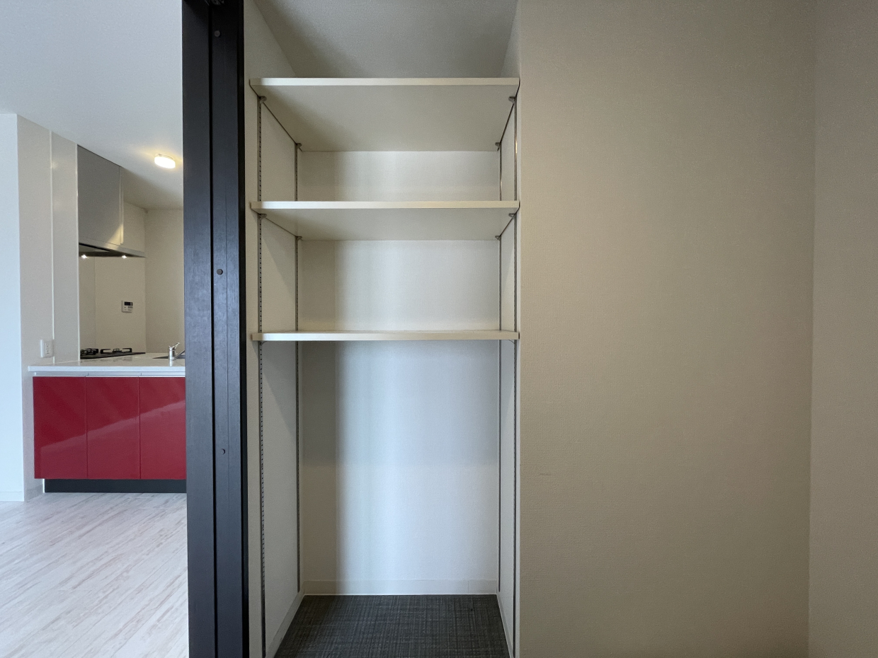 洗面所には棚もあるのでタオル収納などに便利！