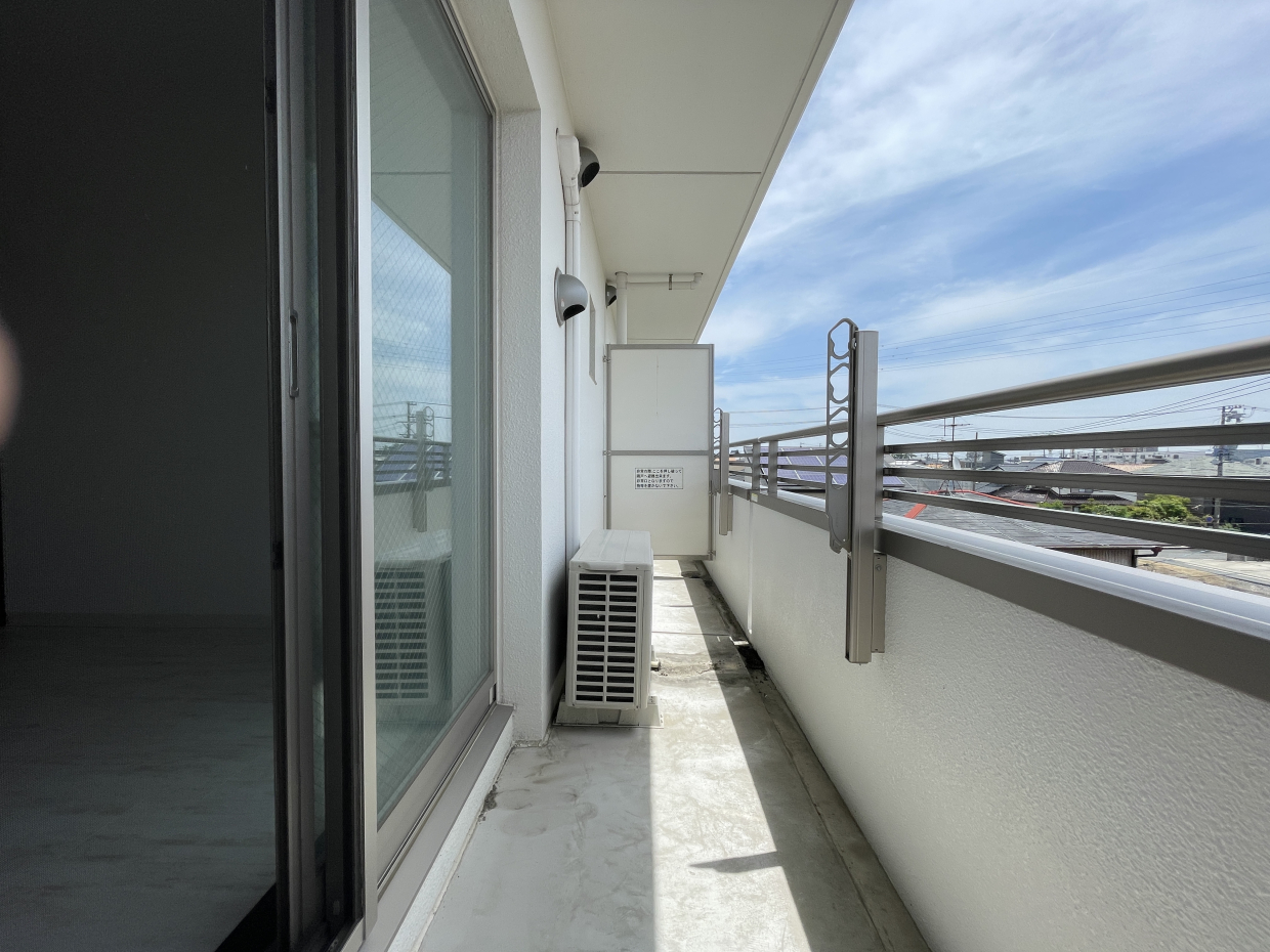 ベランダも南向きで日当たり良好。