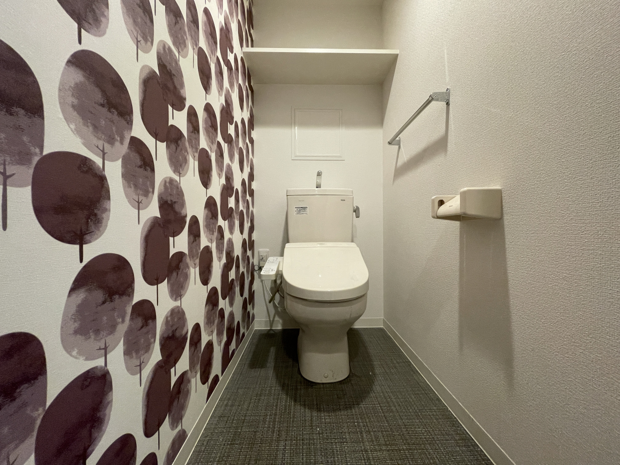 トイレは派手な壁紙。
