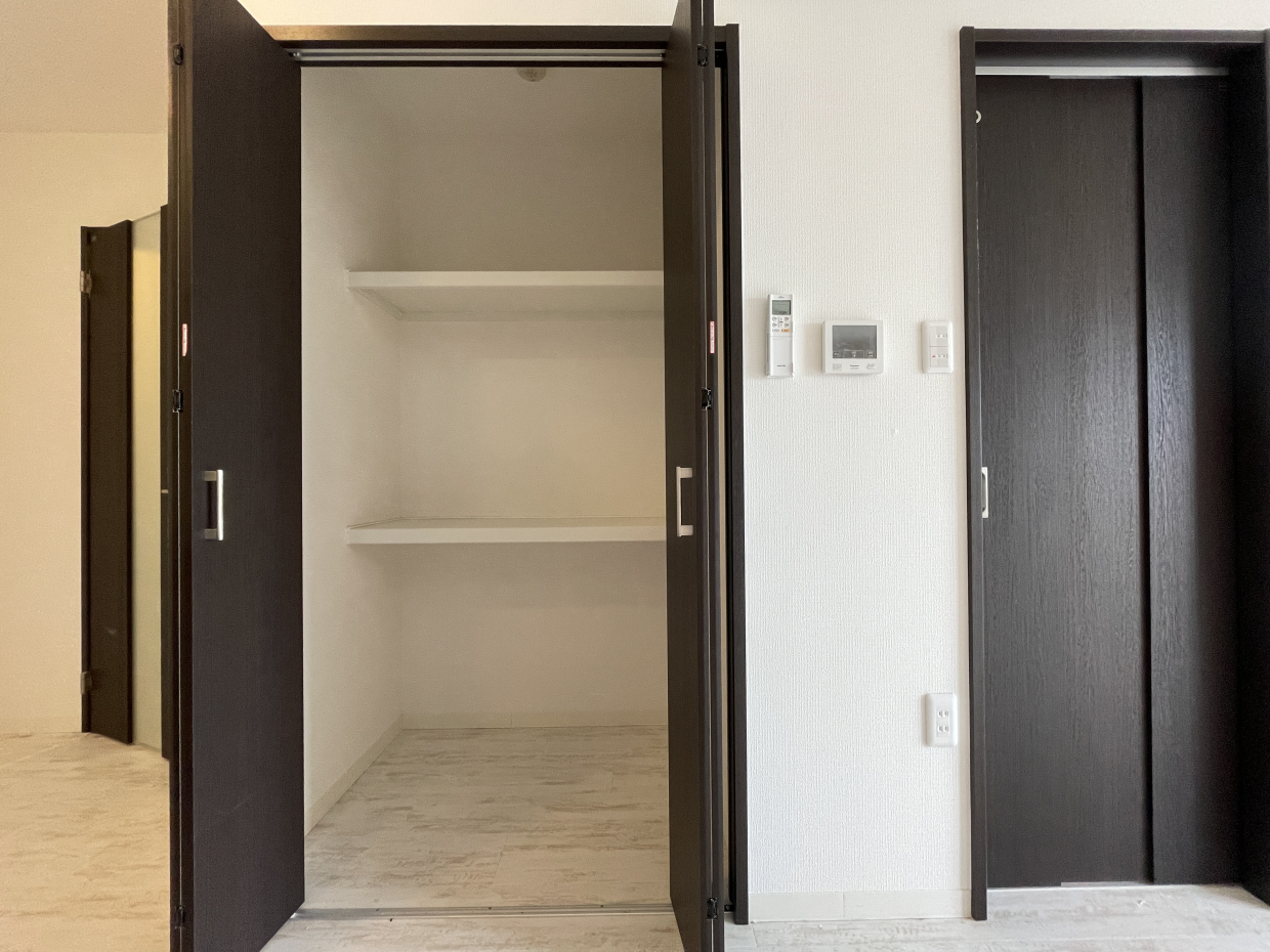 キッチン横にも収納があります。