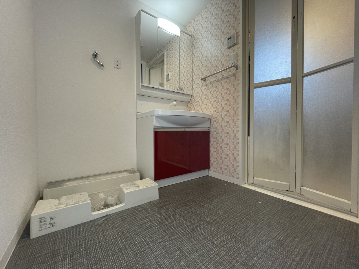 洗面台もキッチンと同じ赤で統一！