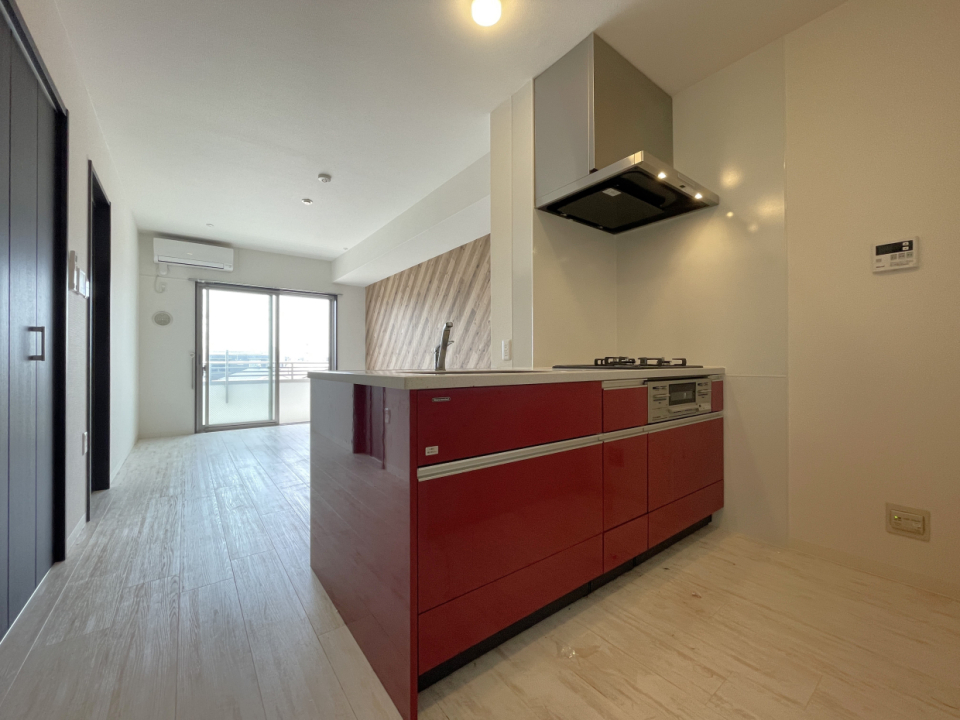 真っ赤なキッチンが印象的。