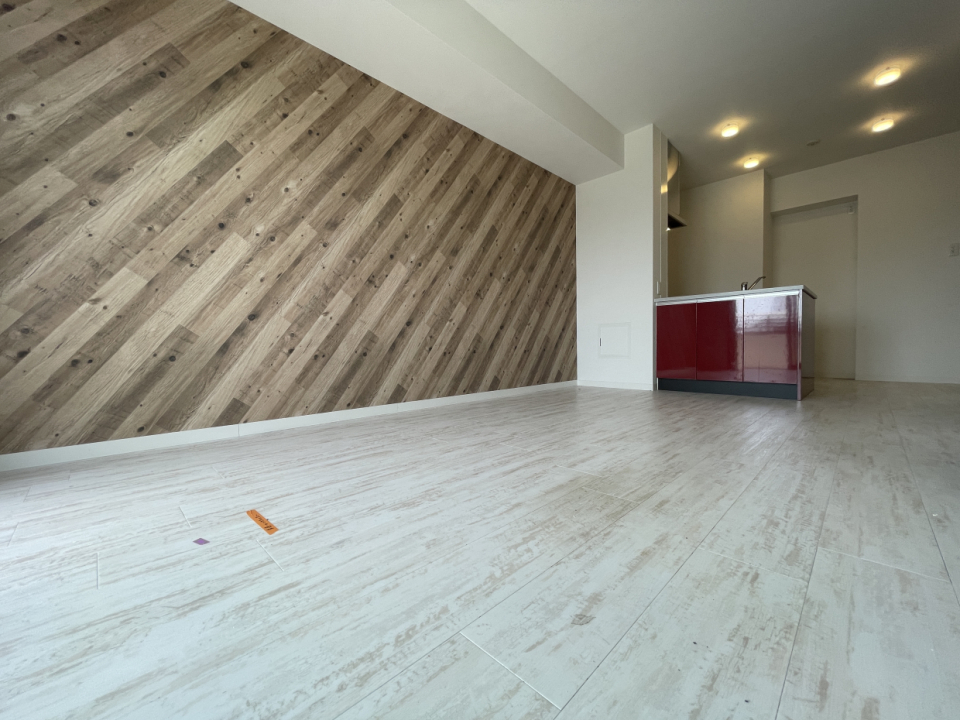 赤いキッチンが映えるLDK！壁紙もおしゃれで家具も合わせやすそう。