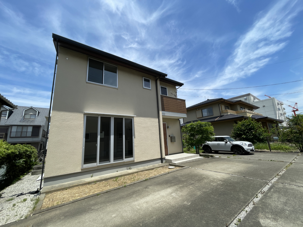 駐車場は縦列になります。