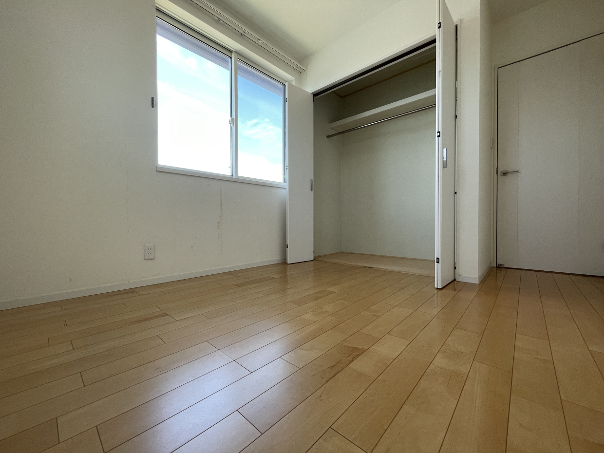 こちらは洋室5帖でクローゼット付き