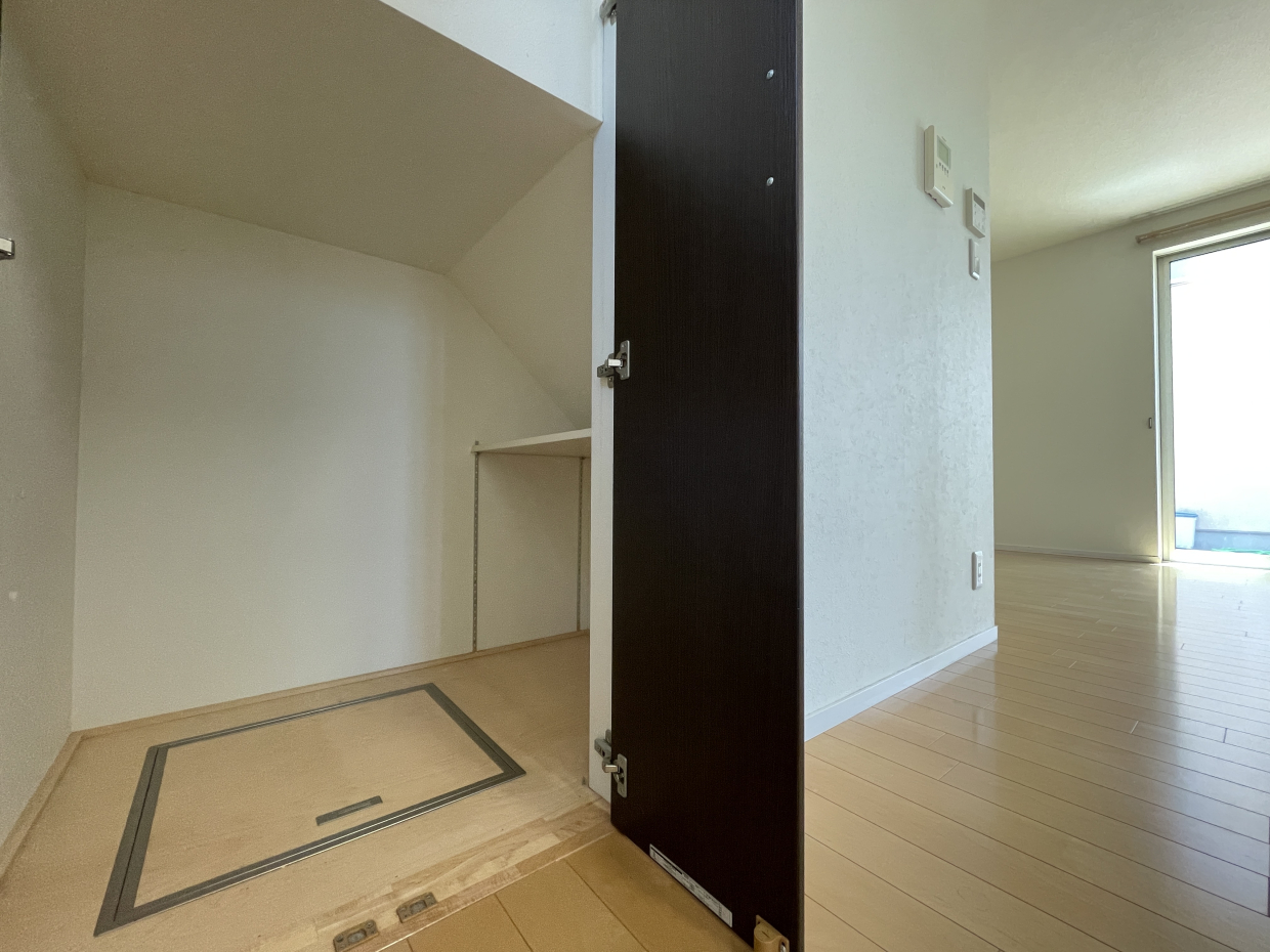 キッチン横に階段下収納があります