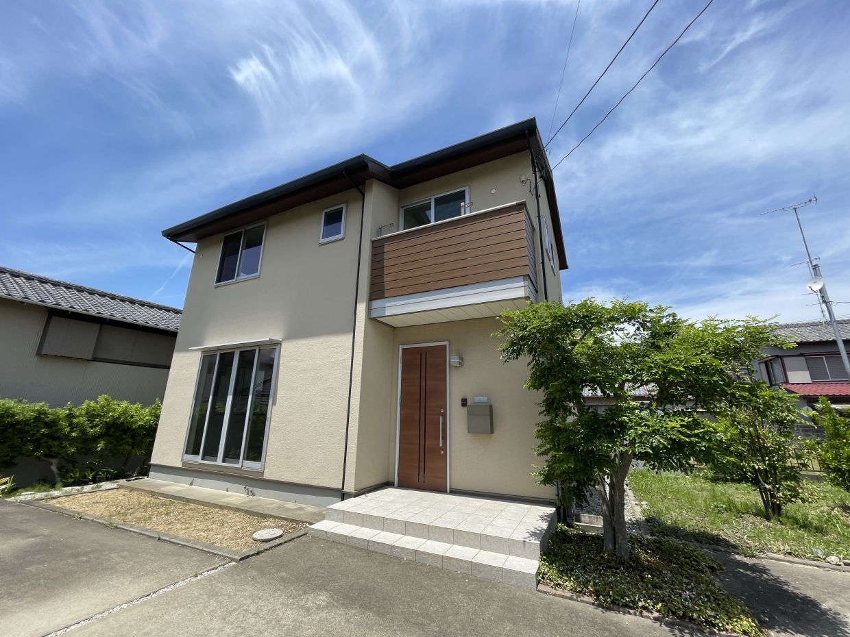 駐車場二台付きの綺麗な戸建てです！！