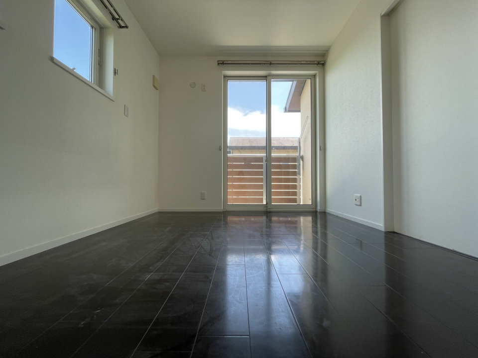 6帖の洋室は二面採光で明るい