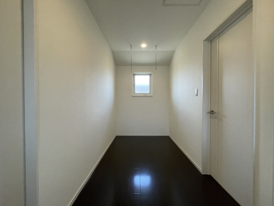 二階のホールは、物干し付きなので雨の日は助かります