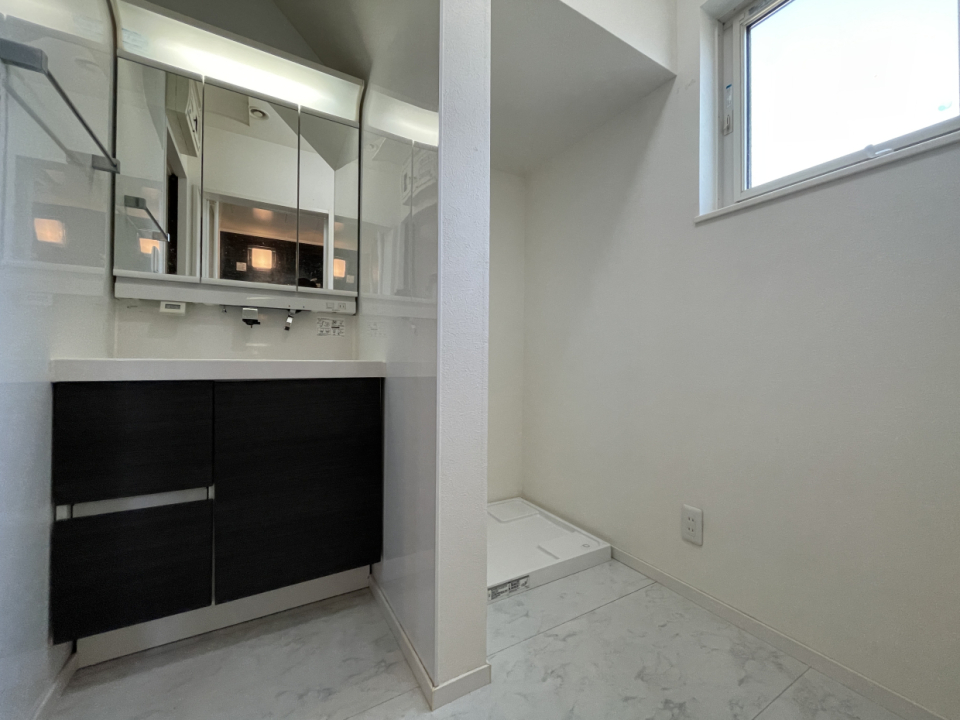 洗面所は広く、洗濯機置場もあります